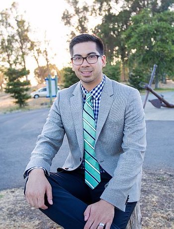 Portrait for a man w a tie